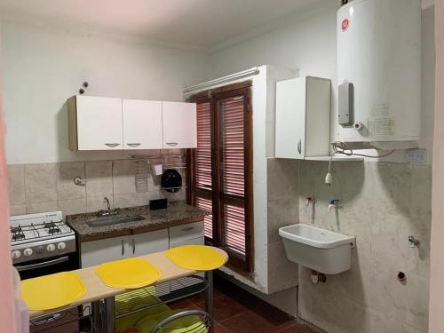 拉里奥哈Las Rosas - bulnes 121的厨房配有白色橱柜和黄色台面