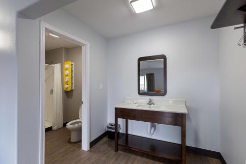 肖洛Motel 6-Show Low, AZ的一间带水槽和镜子的浴室