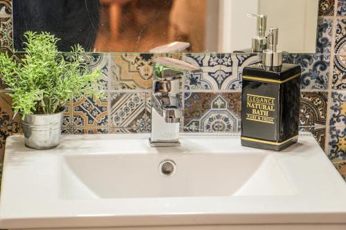 埃尔瓦斯Elvas GuestHouse的浴室水槽和肥皂机