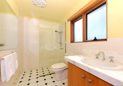 South Bruny克劳迪湾别墅度假屋的一间带水槽和卫生间的浴室以及窗户。