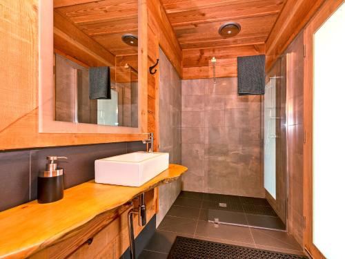 South Bruny布鲁尼岛度假屋的一间带水槽和镜子的浴室