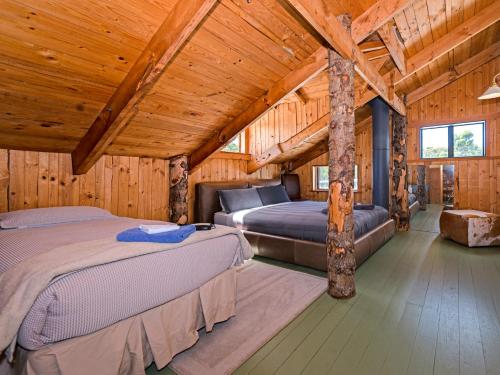 South Bruny布鲁尼岛度假屋的小木屋内一间卧室,配有两张床