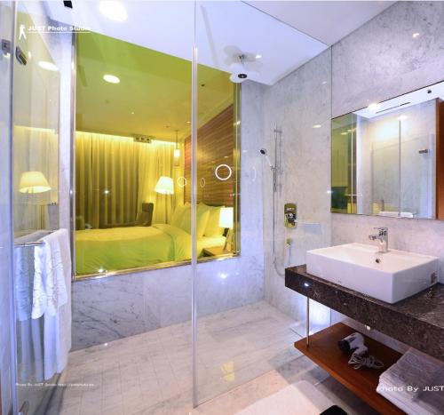 新竹芙洛丽大饭店 的一间带水槽和淋浴的浴室