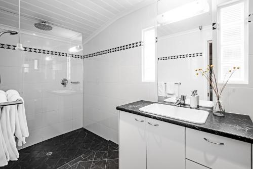MaranangaLucy's Cottage的白色的浴室设有水槽和淋浴。