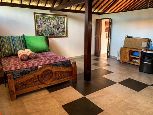 金巴兰Capung Guesthouse的带沙发和瓷砖地板的客厅