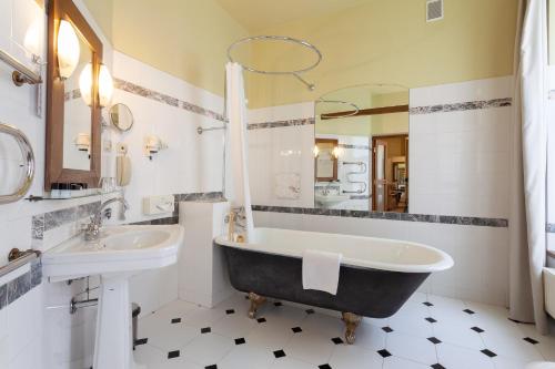 考纳斯贝斯特维斯特桑塔克斯酒店的浴室配有黑色浴缸和水槽