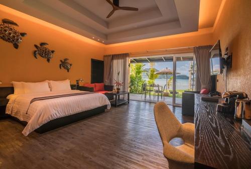 象岛半岛海滩度假村的一间卧室配有一张床,享有海景