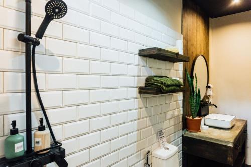 爱妮岛El Nido Boutique Vacation Villas的浴室设有白色瓷砖墙