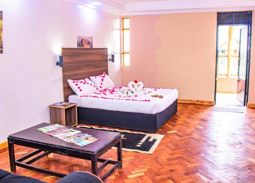 Naro MoruAnka Resort的卧室配有一张床和一张桌子