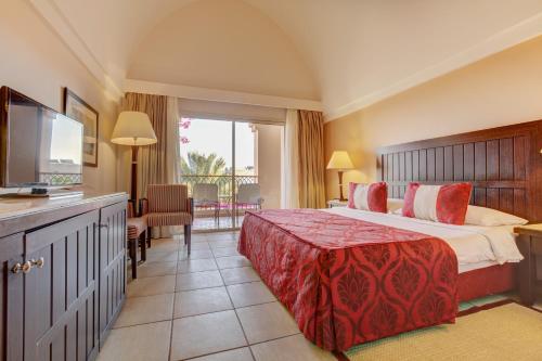 赫尔格达TUI MAGIC LIFE Kalawy的酒店客房,配有床和电视