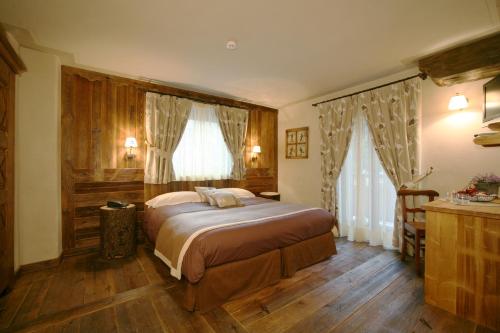 莱特拉里奥克罗姆酒店客房内的一张或多张床位