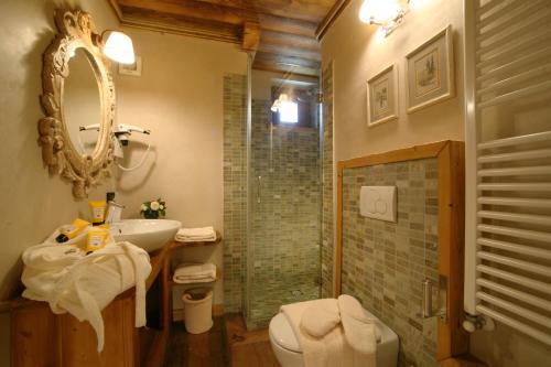 莱特拉里奥克罗姆酒店的一间浴室