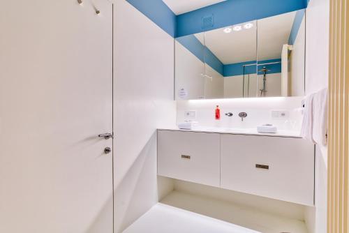 根特根特阿斯托利亚酒店的带淋浴和盥洗盆的白色浴室