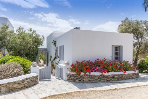 普拉迪斯亚罗斯Villa Valente in Mykonos with two pools!的前面有鲜花的白色房子