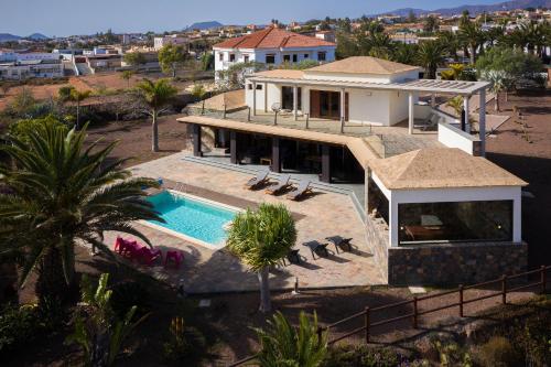 HomeForGuest Oasis Villa with swimming pool in 4000m2 garden内部或周边泳池景观