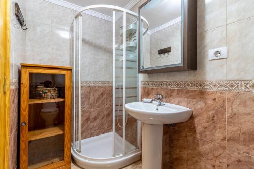 因赫尼奥Flatguest Ingenio + 2 Bdr + Wifi + 4PAX的带淋浴和盥洗盆的浴室