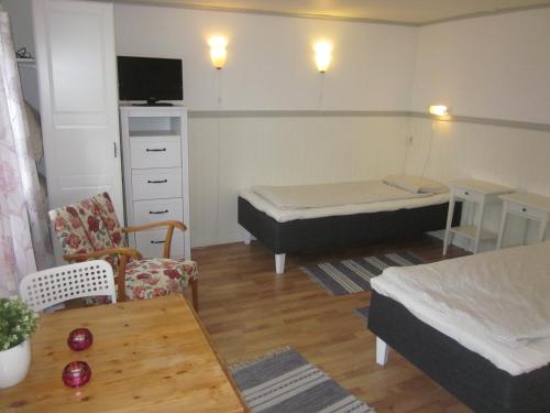 KumlaHuldas Gård的小房间设有一张床和一张书桌