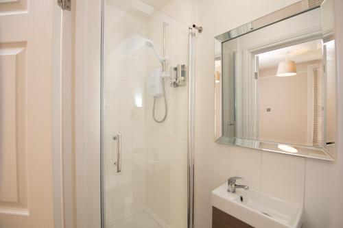 索尔兹伯里Redhouse的带淋浴和盥洗盆的浴室