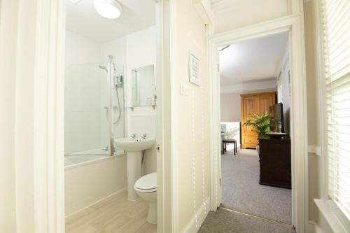 索尔兹伯里Salt Lane Apartments的浴室配有卫生间、淋浴和盥洗盆。