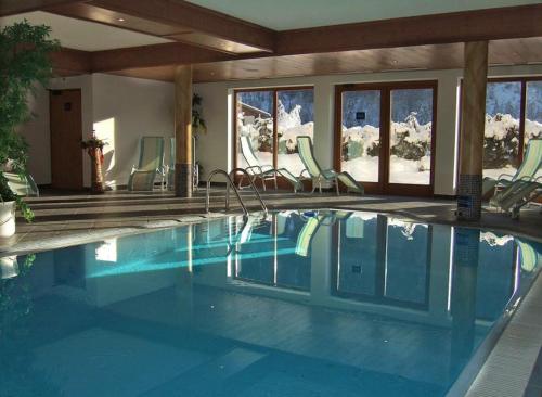 格施尼茨克切达珂酒店的游泳池,带椅子的房子