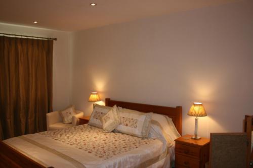 蒙默思托兰茨旅馆的一间卧室配有一张带两盏灯的床和一扇窗户。