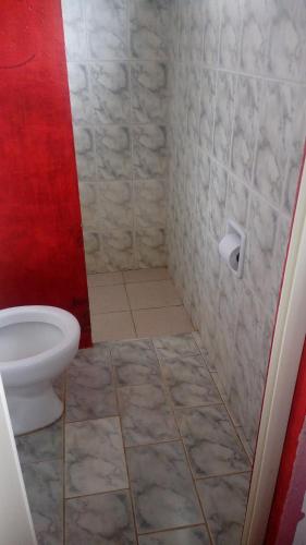 Joanes蒲萨达杜瑞尼玛尔酒店的浴室设有卫生间和卫生纸卷