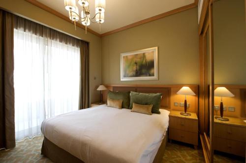 时光红宝石酒店式公寓客房内的一张或多张床位