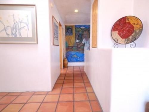 圣达菲Casas de Guadalupe - Sante Fe Vacation Rentals的走廊上的房子,带一张床的房间