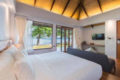 Mira Montra Resort Koh Mak - SHA Plus客房内的一张或多张床位