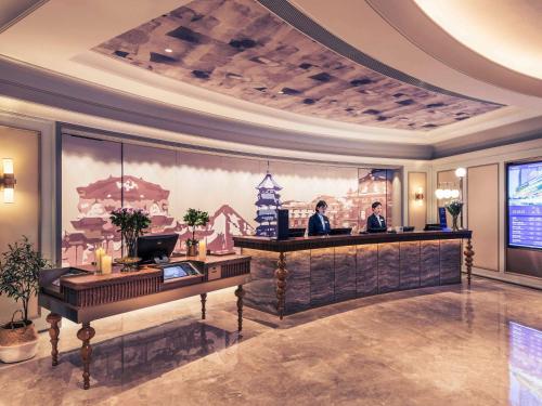 杭州杭州西湖美居酒店的大厅,有两人坐在柜台