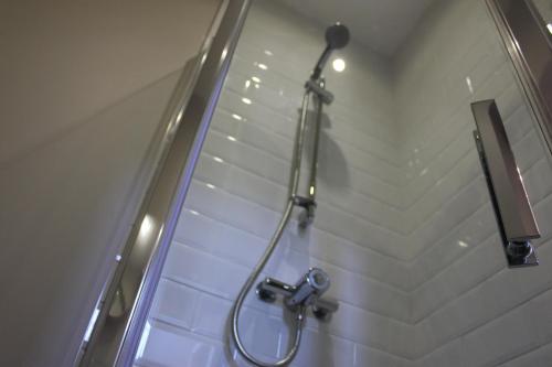 东考斯威尔斯王子酒店的带淋浴喷头的浴室