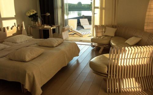 多洛托沃加勒里69旅馆的一间带两张床和一张沙发的客厅