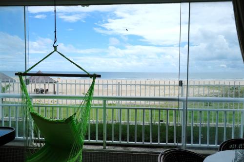阿奎拉兹TERRAMARIS - APARTAMENTO PÉ NA AREIA的海滩景客房中的吊床