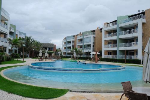 阿奎拉兹TERRAMARIS - APARTAMENTO PÉ NA AREIA的一座大型游泳池,位于部分公寓大楼前