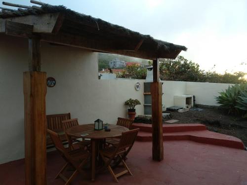莫卡诺尔casa rural Aguarijo的庭院配有木桌和椅子