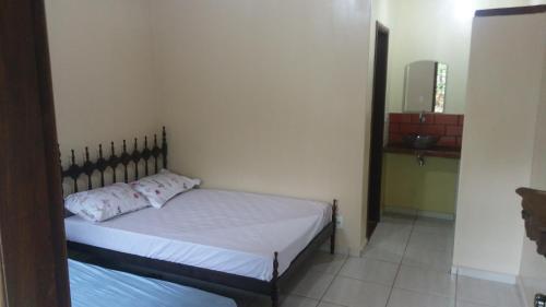 戈亚斯Chalés Santo Verde的一间小卧室,卧室内配有一张床铺