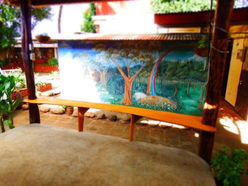 马那瓜Casa Benjamin Linder的一张桌子,上面画着一棵树