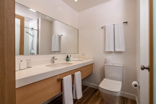 阿约拉港加拉帕戈斯芬奇湾酒店的一间带水槽、卫生间和镜子的浴室