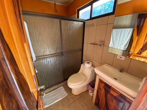 圣伊西德罗Valle Encantado的一间带卫生间和水槽的浴室