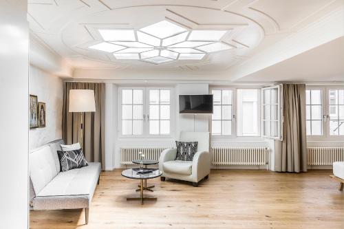 苏黎世Montmartre的客厅配有沙发和桌子