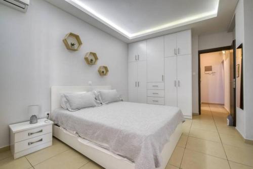 雅典Athens Near Acropolis的白色卧室配有一张大床和白色橱柜