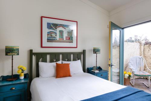 索诺玛索诺玛克里克客栈的一间卧室配有一张床、蓝色橱柜和窗户。