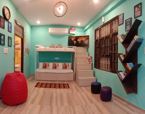 勒克瑙Hashtag Traveler's的客房设有双层床和楼梯。