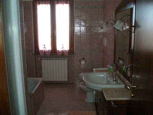 Povegliano Veronese伊尔法吉奥住宿加早餐旅馆的一间带水槽和卫生间的浴室以及窗户。