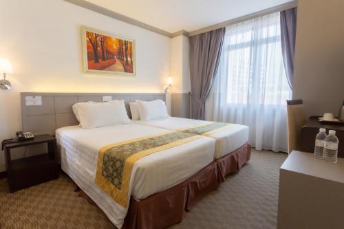 马六甲霍尔马克休闲酒店的一间设有大床和窗户的酒店客房