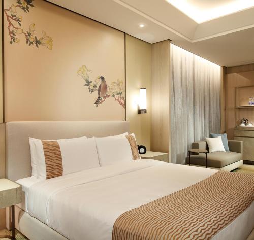 台北美福大饭店的配有一张床和一把椅子的酒店客房