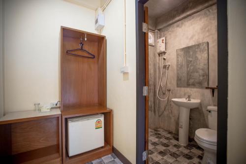 曼谷Tuscany Land Resort Donmuang的一间带卫生间和水槽的浴室