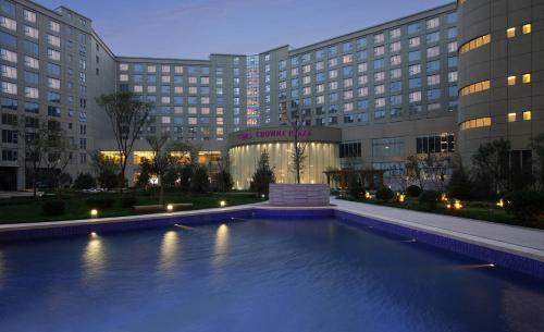 天津天津滨海圣光皇冠假日酒店的大楼前设有游泳池的酒店