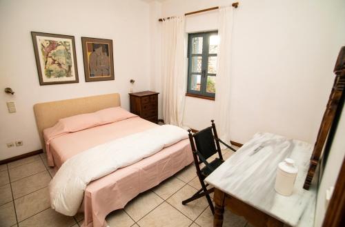 卡利诺岛Villa Popillon 1的一间小卧室,配有一张床和一张桌子