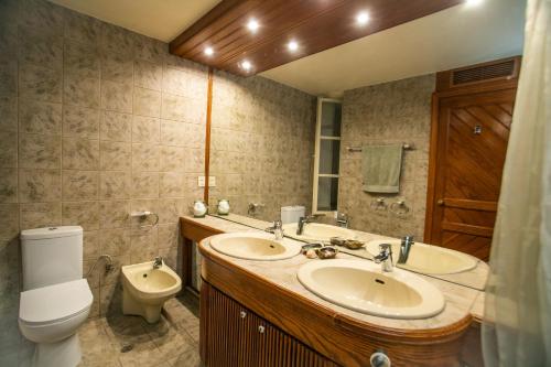 卡利诺岛Villa Popillon 1的一间带两个盥洗盆和卫生间的浴室